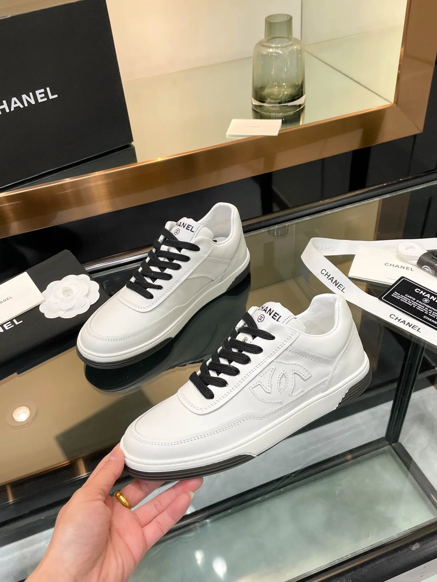 👟👟Ex-factory price 520👟👟Chanel Chanel 25SF latest model full leather panda color white shoes casual sports shoes skateboard shoes original purchase and development production Xiaoxiang C Home Another super popular item in the counter, loved by Internet celebrity bloggers and sisters, and various praises on social platforms. It is very popular, has a high texture, is breathable and super spring and summer. Seeing this issue always arouses the inner desire of girls for fashion. The latest suede material, classic black and white color, full of fashionable feeling on the feet, easy to care for. Fabric: Original customized imported cowhide material. Lining: Customized soft sheepskin lining. Sole: Original molded TPU non-slip outsole. Bottom thickness: 2.5CM. Size: Women's size 35-40 (custom-made sizes 40 are non-refundable)